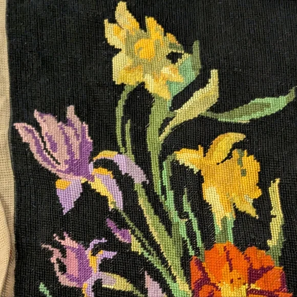 Vintage handcrafted textile art, featuring exquisite Floral hand embroidery - Picture 2 of 14